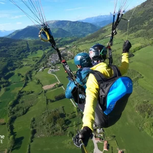 Vol découverte en parapente biplace avec Matheysine Parapente depuis le Connex, survolant le vallon de Vaulx, avec une vue imprenable sur le Sénépy et le Mont Aiguille.