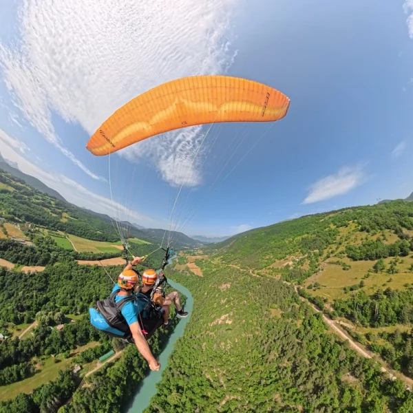 Vol en parapente découverte depuis le Sénépy, face au Trièves, survolant le Drac et les passerelles himalayennes du lac de Monteynard, avec vue sur le Vercors et le Dévoluy.