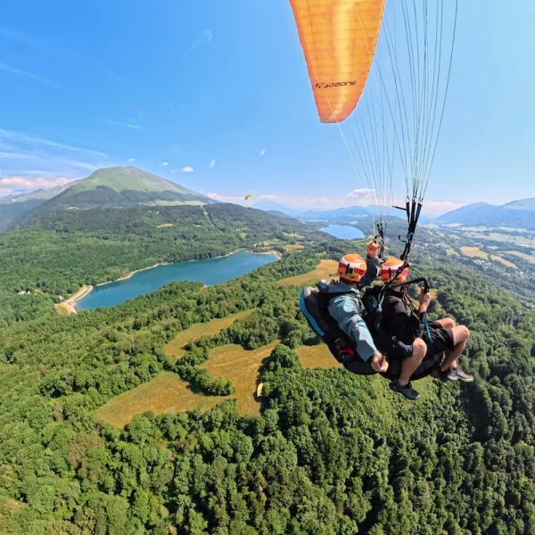 baptême parapente Grenoble Matheysine. Vol panoramique en parapente biplace avec Matheysine Parapente au-dessus du décollage de Laffrey, avec vue imprenable sur les lacs du plateau de la Matheysine, le lac Mort, et le lac de Laffrey.Idée cadeau : bon cadeau parapente près de Grenoble pour une expérience unique en Isère.