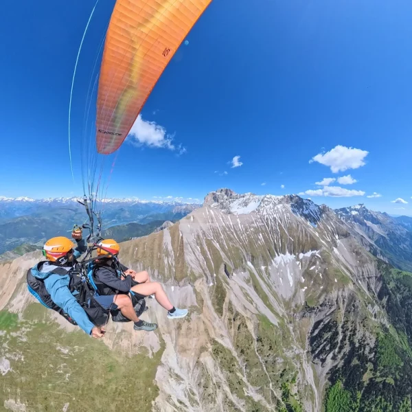 Vol prestige en parapente dans le Trièves au départ de Mens, face à l’Obiou, avec vue panoramique sur le Dévoluy, le Vercors, les Écrins et la Matheysine.
