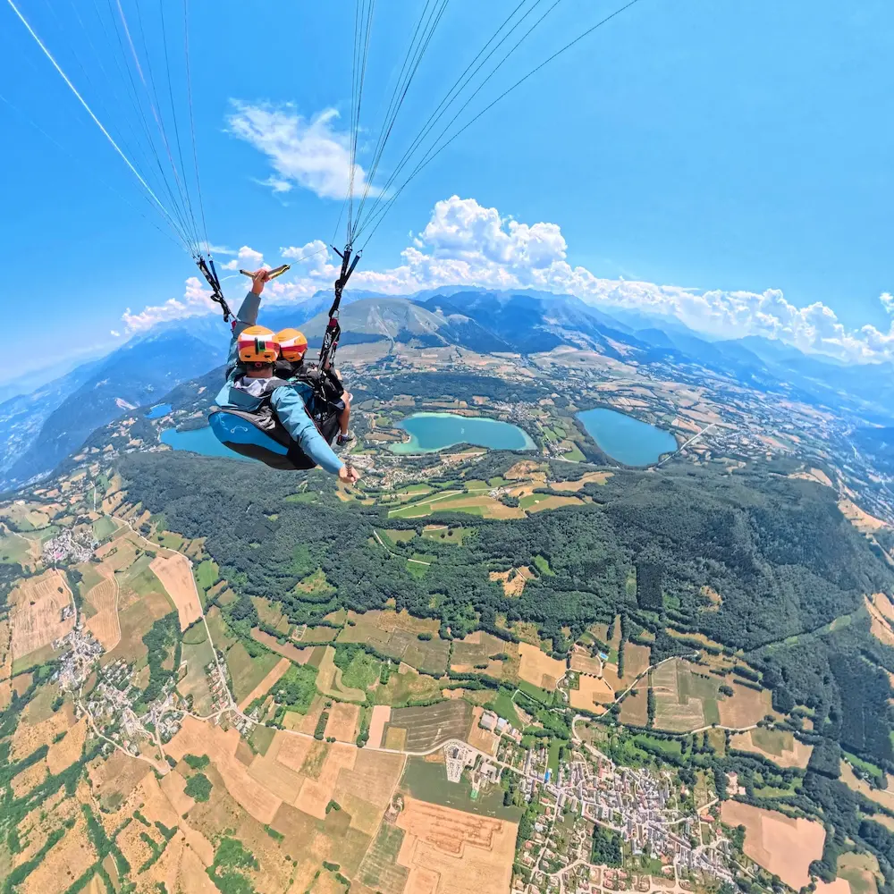 Baptême parapente biplace au-dessus des lacs de Laffrey en Matheysine, près de Grenoble.