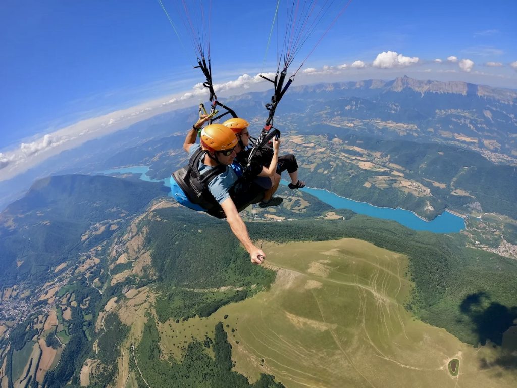 Bon cadeau pour un vol en parapente biplace près de Lyon avec vue sur les massifs alpins