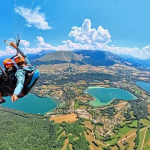 Vol en parapente biplace en Isère : vue panoramique englobant le Plateau de la Matheysine, le Monteynard et les montagnes du Trièves.