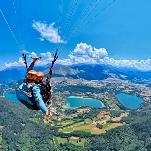 Parapente près de Lyon au-dessus des lacs de la Matheysine