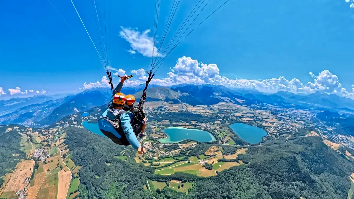 Parapente près de Lyon au-dessus des lacs de la Matheysine