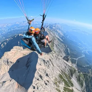 Baptême de parapente biplace en Isère : vol au-dessus de Courtet face au massif de l'Obiou dans le Trièves.