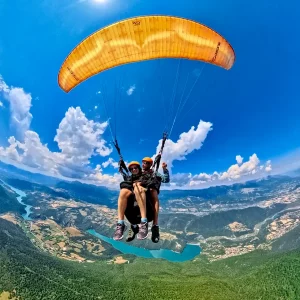 Vol en parapente biplace au-dessus du lac de Monteynard, en Matheysine, près de Grenoble