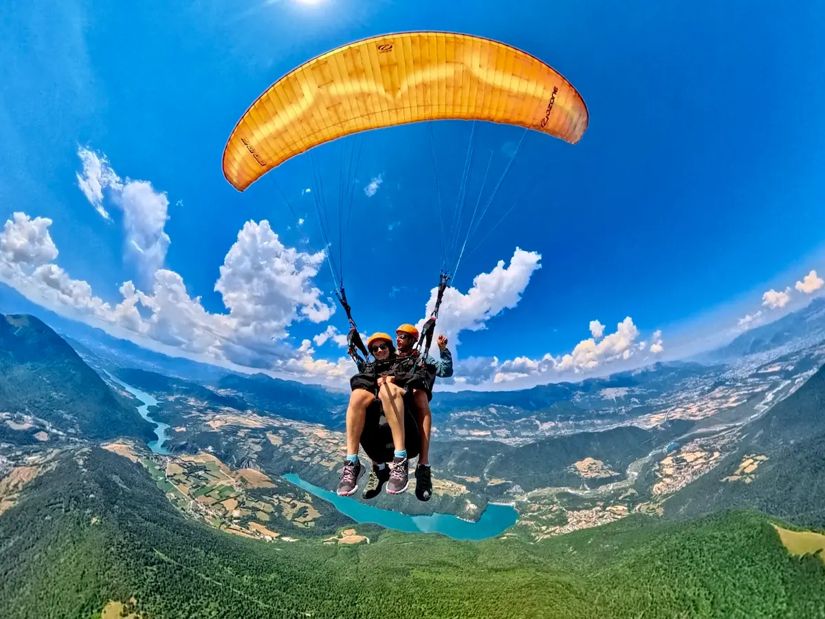 Parapente au dessus du lac de Monteynard