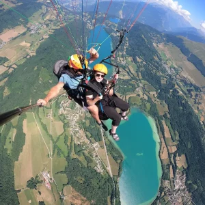 Baptême de parapente biplace au-dessus des eaux turquoise du lac de Laffrey, activité nature idéale à 1h45 de Lyon.