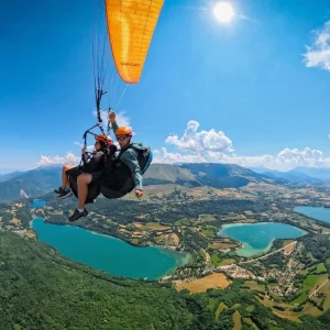 Vue aérienne éblouissante d'un vol parapente au-dessus des lacs turquoise de Laffrey, activité incontournable à 1h45 de Lyon.