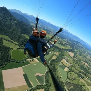 Baptême de parapente découverte au-dessus du Trièves et de Mens en Isère.